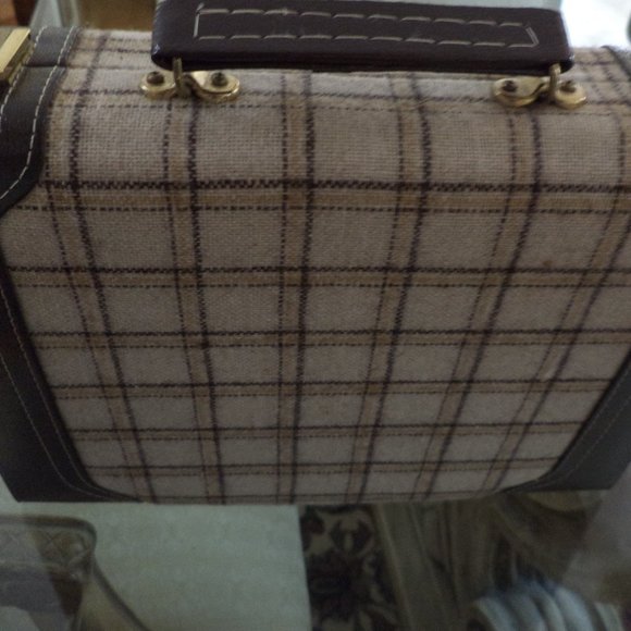 ARIES of BEVERLY HILLS BACKGAMMON SET IN A SELF-CONTAINED SUITCASE - Picture 1 of 14